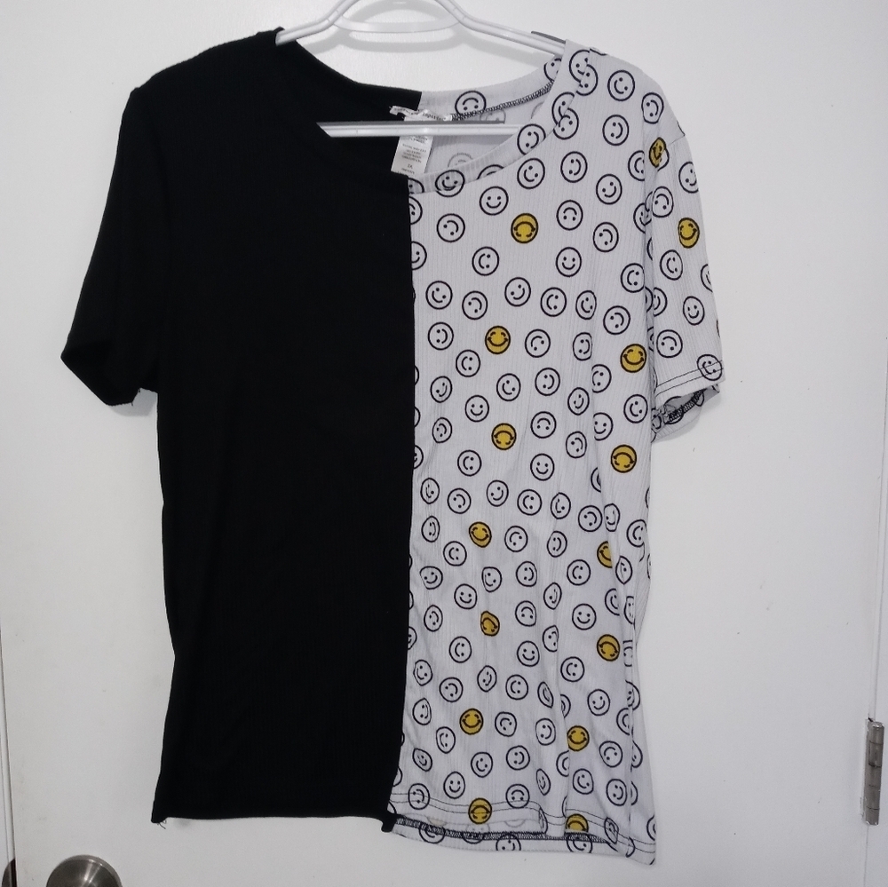 Perfectly perfect Split Media Short Sleeve Smiley Face/Black Ribbed Blouse 2X